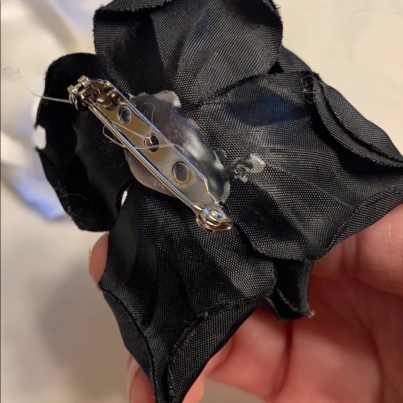 Flower brooches and clips - Picture 6 of 8